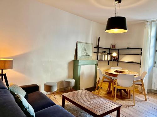 - un salon avec un canapé et une table dans l'établissement Dormir À La Rochelle 1 avec Parking, à La Rochelle