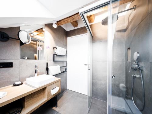 La salle de bains est pourvue d'un lavabo et d'une douche. dans l'établissement Alte Schule Tiefenbach, à Tiefenbach