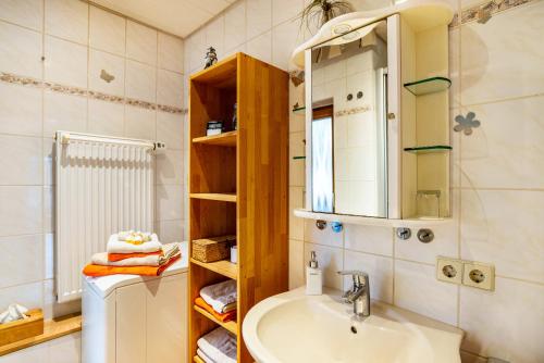 uma casa de banho com um lavatório e um espelho em Burgblick em Lauf