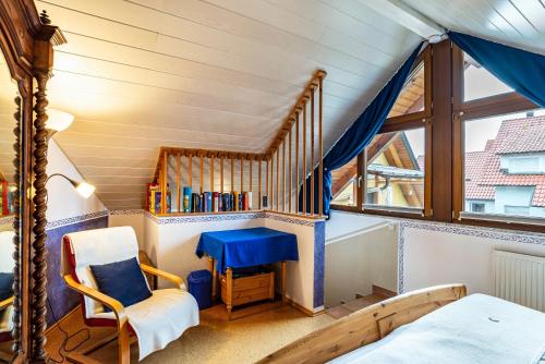 1 dormitorio con cama, escritorio y ventana en Burgblick en Lauf