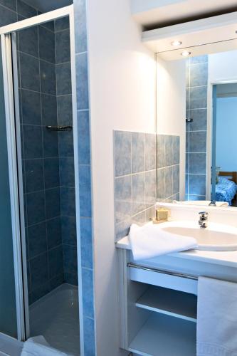ein Badezimmer mit Waschbecken und Dusche in der Unterkunft Le Pescadou in Martigues