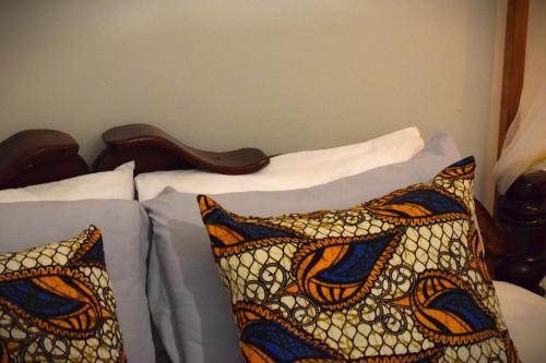 Letto o letti in una camera di Maryam Garden Apartments & Villa