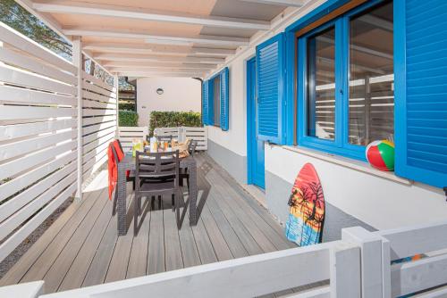 una terraza con mesa y sillas en una casa en Villaggio Orizzonte en Riotorto