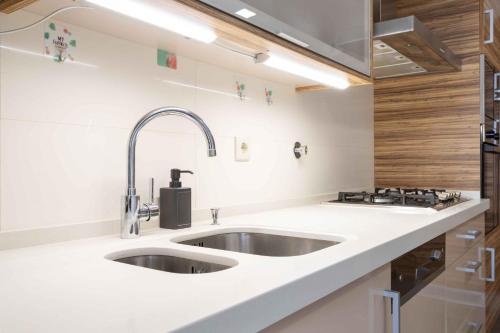 Kuhinja oz. manjša kuhinja v nastanitvi Modern & Elegant 2 bedroom in Amadora by GT House
