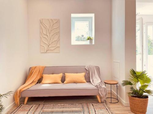 A seating area at Cozy apartment with private courtyard