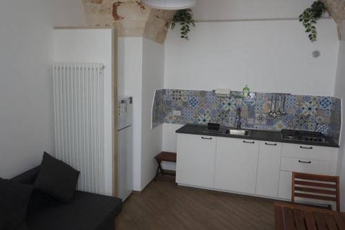 una cocina con fregadero y encimera en Il Sogno di SaZa, en Castellana Grotte