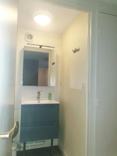a bathroom with a blue sink and a mirror at Port-Guillaume, résidence de vacances avec mer & piscine in Dives-sur-Mer