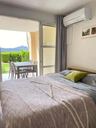 - une chambre avec un lit, une table et une salle à manger dans l'établissement Apartment Green Apple Cap Esterel, à Saint-Raphaël