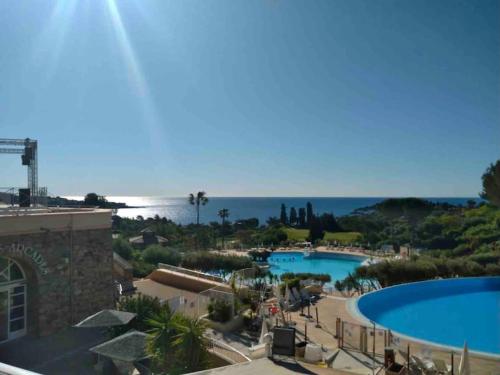 - une vue sur la piscine du complexe ou à proximité dans l'établissement Apartment Green Apple Cap Esterel, à Saint-Raphaël