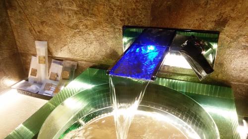 a stained glass window on top of a glass table at Suite Rural Carenas in Carenas