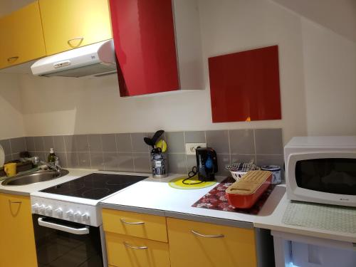 une cuisine avec un évier et un micro-ondes dans l'établissement Cassis centre 100 m du port place parking, à Cassis