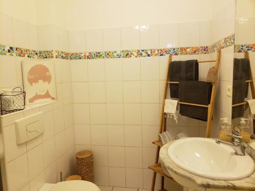 une salle de bain avec un lavabo et des toilettes dans l'établissement Cassis centre 100 m du port place parking, à Cassis