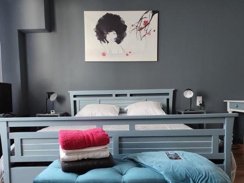 um quarto com uma cama com duas toalhas num banco em Loueurdappart - Maison Calme Entre Mer et Commerces Tout à Pied em La Baule