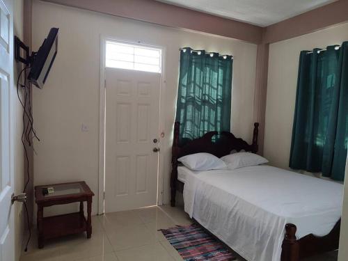 Ένα ή περισσότερα κρεβάτια σε δωμάτιο στο Iso’s Vacation Rental Apartment #7
