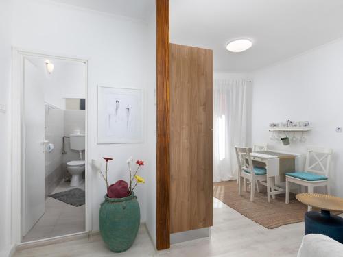 salon z wazą z kwiatami w obiekcie Apartment Tre Cuori by Irundo w Rovinj