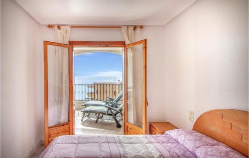 - une chambre avec un lit et une vue sur un balcon dans l'établissement Nice Apartment In Santa Pola With Outdoor Swimming Pool, à Santa Pola