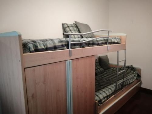 a couple of bunk beds in a room at La maison de la mer in Setúbal