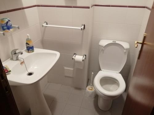 een kleine badkamer met een toilet en een wastafel bij La maison de la mer in Setúbal