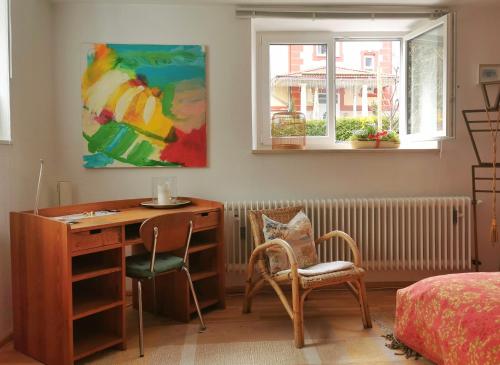 バートライヘンハルにあるVilla Rosen - Ferienwohnungenのベッドルーム(デスク、椅子、絵画付)
