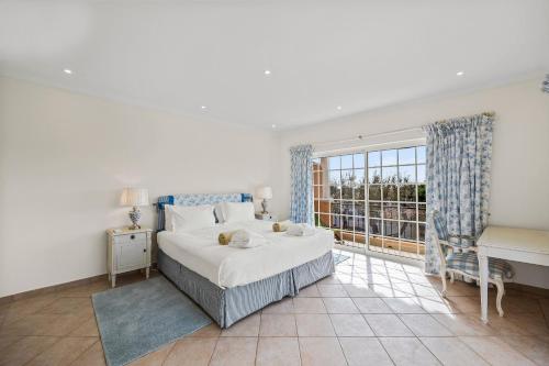 ein Schlafzimmer mit einem großen Bett und einem Fenster in der Unterkunft Vale Do Lobo Resort in Vale do Lobo