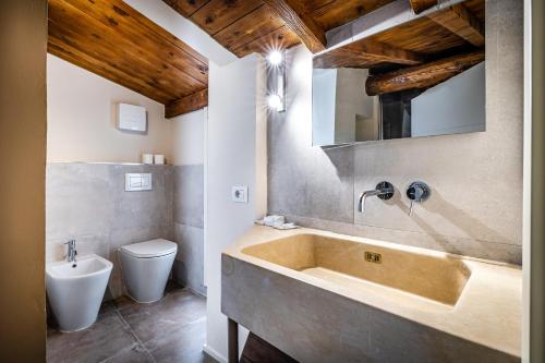A bathroom at YiD Lovely Duomo suite Apt