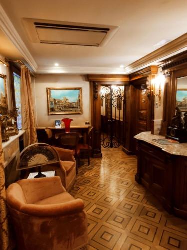 a living room with a couch and a table at Bellevue Luxury Rooms - San Marco Luxury in Venice
