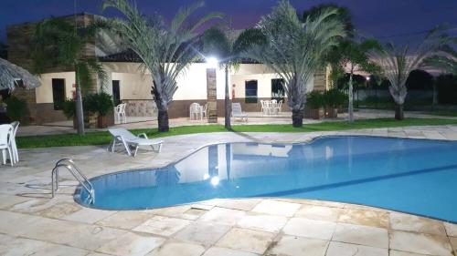 Πισίνα στο ή κοντά στο Casa Rústica em Condomínio com Piscina