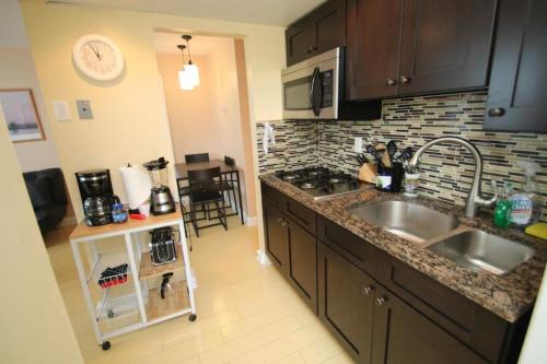 A kitchen or kitchenette at Rittenhouse Square 2BR Apartment