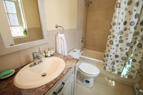 Bathroom sa Rittenhouse Square 2BR Apartment