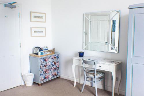 a dressing room with a desk and a mirror at No4 St Ives in St Ives