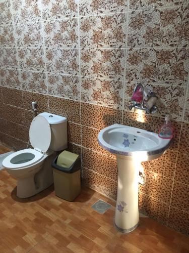ein Badezimmer mit Toilette und Waschbecken in der Unterkunft Bedouin experiences in Aqaba