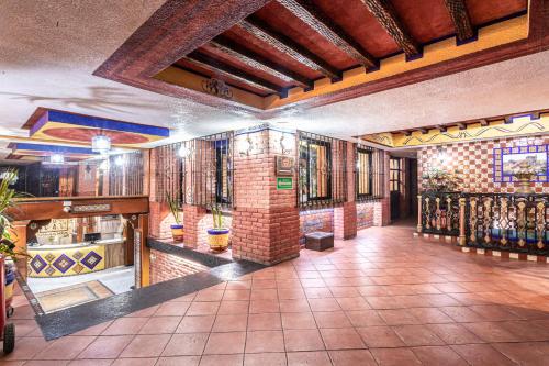 um quarto com piso em azulejo e uma parede de tijolos em Soy Local CDMX em Cidade do México