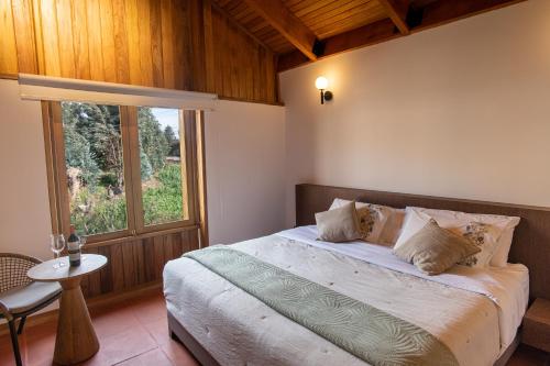 een slaapkamer met een groot bed en een raam bij Viscas Lodge in Carhuaz