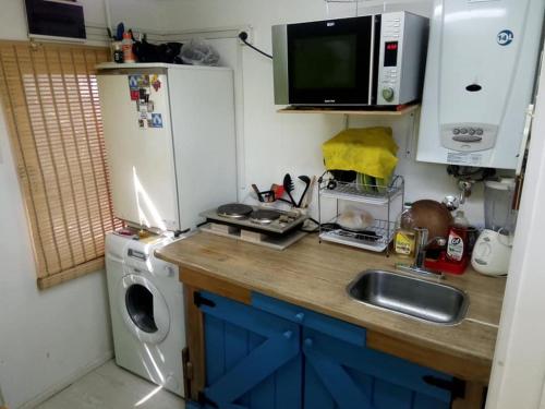 a small kitchen with a sink and a refrigerator at CONTAINERS-CASA in Ushuaia