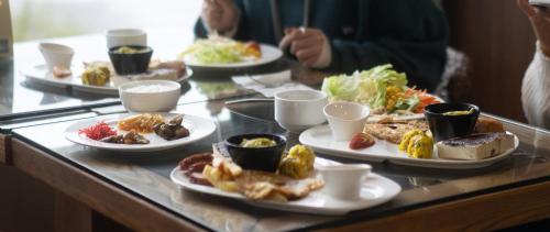 um buffet com pratos de comida numa mesa em 山水聽風會館 em Yuanshan