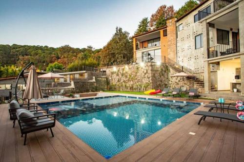 a swimming pool in the middle of a house at Incredible Apartment Avándaro in Valle de Bravo