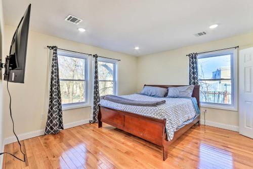 Schlafzimmer mit einem Bett und einem Flachbild-TV in der Unterkunft Bright Irvington Home about 2 Mi to Prudential Center! in Irvington