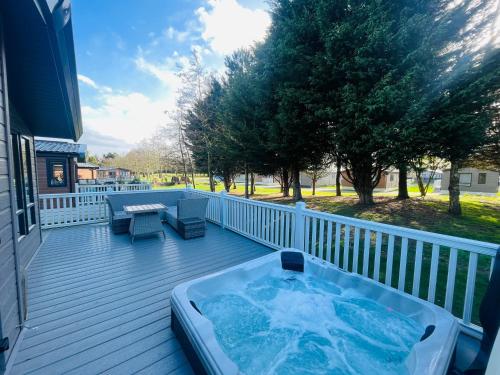 Ban công/sân hiên tại Peace Lodge with Hot Tub