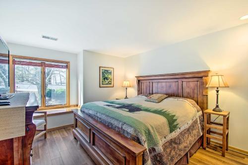 um quarto com uma cama, uma secretária e uma janela em Wintergreen Condo with Balcony and Mountain Views! em Mount Torry Furnace