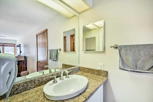 uma casa de banho com 2 lavatórios e um espelho grande em Wintergreen Condo with Balcony and Mountain Views! em Mount Torry Furnace