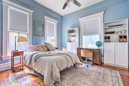 um quarto com paredes azuis, uma cama e uma secretária em Historic Home Near Downtown Little Rock! em Little Rock