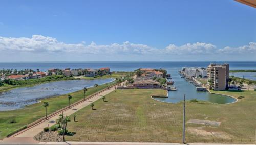 Vista ariale di un fiume con edifici e l'oceano di Panoramic Island View! NEW 1 BR spacious condo in beachfront resort a South Padre Island