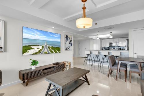 uma cozinha e sala de jantar com mesa e cadeiras em Panoramic Island View! NEW 1 BR spacious condo in beachfront resort em South Padre Island