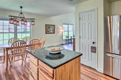 Dapur atau dapur kecil di Lyles Peaceful Creekside Home Hot Tub and Fire Pit