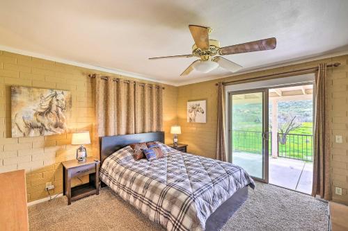 1 dormitorio con 1 cama y ventilador de techo en Phoenix Vacation Rental on 7-Acres with Deck and Grill, 
