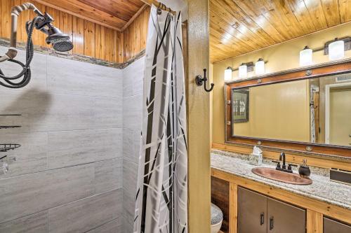 y baño con ducha, lavabo y espejo. en Phoenix Vacation Rental on 7-Acres with Deck and Grill, 