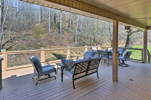 Balkoni atau teres di Lyles Peaceful Creekside Home Hot Tub and Fire Pit