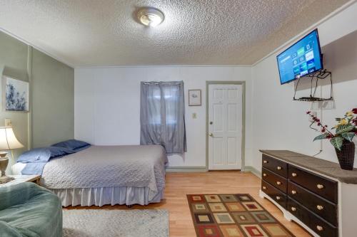 ein Schlafzimmer mit einem Bett und einem TV an der Wand in der Unterkunft Pet-Friendly Loveland Studio Near Boyd Lake! in Loveland