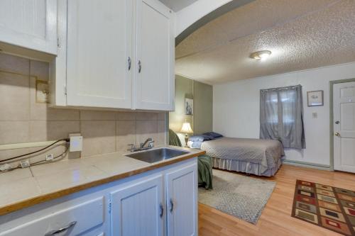 eine Küche mit einem Waschbecken und ein Schlafzimmer mit einem Bett in der Unterkunft Pet-Friendly Loveland Studio Near Boyd Lake! in Loveland