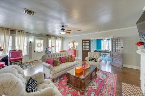 Χώρος καθιστικού στο The Pink Azalea - Tyler Home with Yard and Patio!